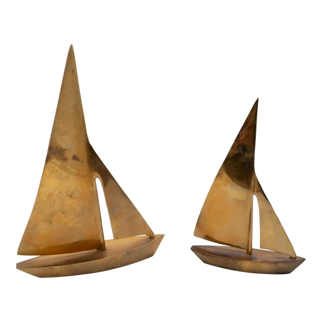 Vintage Mid Century Modern Brass Sailboats Pair Coastal Decor: Vintage Mid Century Modern Brass Sailboats Pair Coastal Decor This exquisite pair of Mid Century Modern Nautical Brass Sailboats adds a touch of elegance to any beach-themed decor. Crafted from heavy