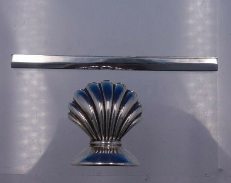 Olle Johanson Sterling Silver Thin Shell Bread Holder 1.5 x 3.5: Olle Johanson Sterling Silver Thin Shell Bread Holder 1.5 x 3.5 Presenting a remarkable Sterling Silver Bread Holder by Olle Johanson, crafted in a unique shell form. This exquisite piece stands 1 1/2