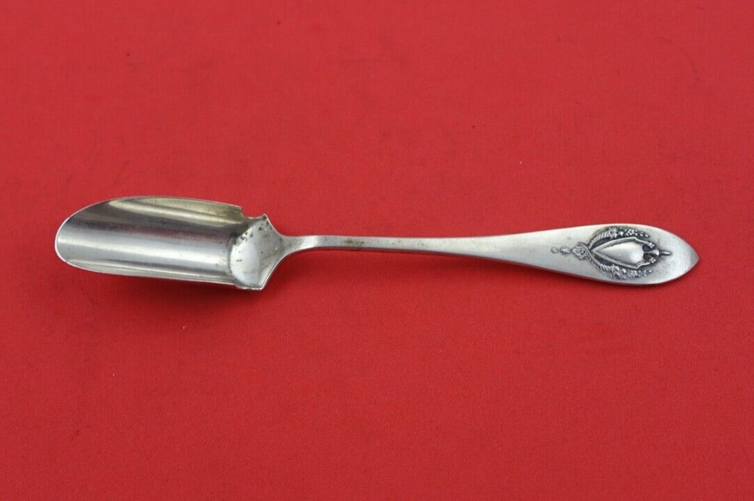 Lunt Mount Vernon Sterling Silver Cheese Scoop Monogrammed 5 1/4": Lunt Mount Vernon Sterling Silver Cheese Scoop Monogrammed 5 1/4" This exquisite cheese scoop from the Mount Vernon pattern by Lunt is crafted from sterling silver, showcasing timeless elegance. Measu