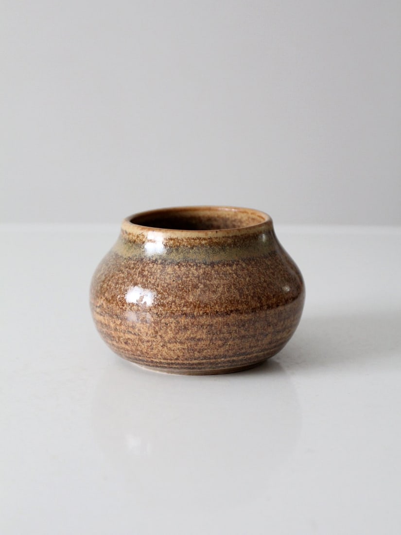 Barrett Signed Vintage Studio Pottery Vase Two-Tone Glaze 3 inch: Barrett Signed Vintage Studio Pottery Vase Two-Tone Glaze 3 inch This vintage studio pottery vase, signed by the artist Barrett, showcases a beautifully hand-crafted design featuring a warm two-tone b
