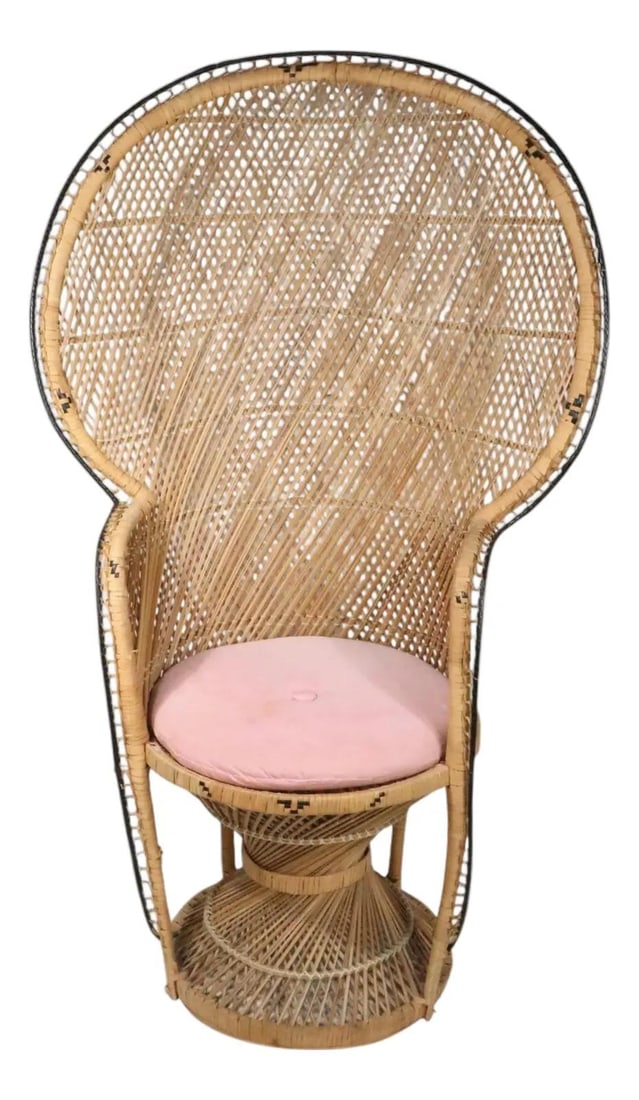 Vintage Wicker Emmanuelle Style Peacock Chair with Cushion 1970s: Vintage Wicker Emmanuelle Style Peacock Chair with Cushion 1970s This vintage wicker fan back peacock chair, inspired by the Emmanuelle style from the 1970s, showcases a beautiful tan color and intric
