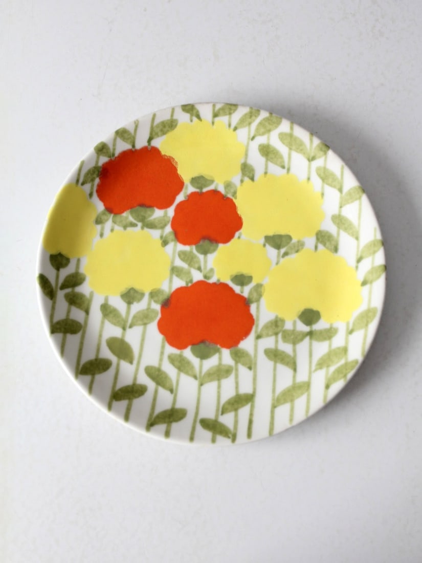 Vintage Ernestine Salerno Floral Plate 10.5 Inch Numbered 882: Vintage Ernestine Salerno Floral Plate 10.5 Inch Numbered 882 This vintage Ernestine Salerno plate showcases a vibrant hand-painted floral design featuring orange and yellow blooms, reminiscent of mar