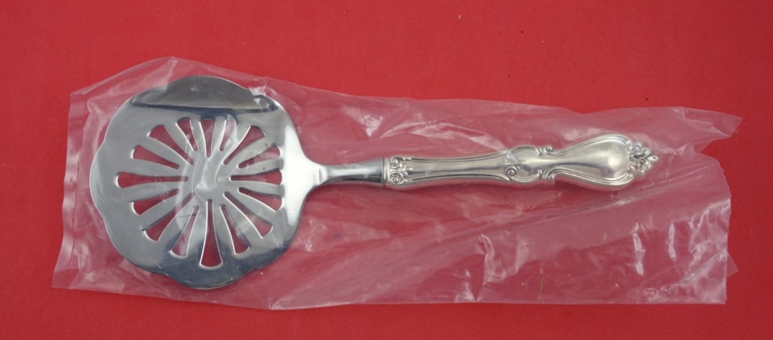 Towle Queen Elizabeth I Sterling Silver Tomato Server 9 Inch: Towle Queen Elizabeth I Sterling Silver Tomato Server 9 Inch Introducing the exquisite Queen Elizabeth I Tomato Server by Towle, crafted from high-quality sterling silver with a hollow handle and stai