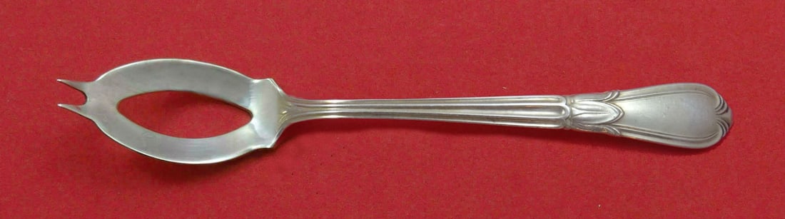 Frank Whiting Troubadour Sterling Silver Olive Spoon Custom Made 5 3/8": Frank Whiting Troubadour Sterling Silver Olive Spoon Custom Made 5 3/8" Presenting the Troubadour Olive Spoon, expertly crafted by Frank Whiting. This stunning serving spoon measures 5 3/8" and is mad