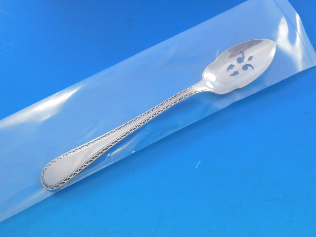 Kirk Winslow Sterling Silver Custom Made Olive Spoon 5 5/8: Kirk Winslow Sterling Silver Custom Made Olive Spoon 5 5/8 This exquisite Winslow olive spoon is crafted from high-quality sterling silver by Kirk. Measuring 5 5/8 inches, this custom-made piece featu