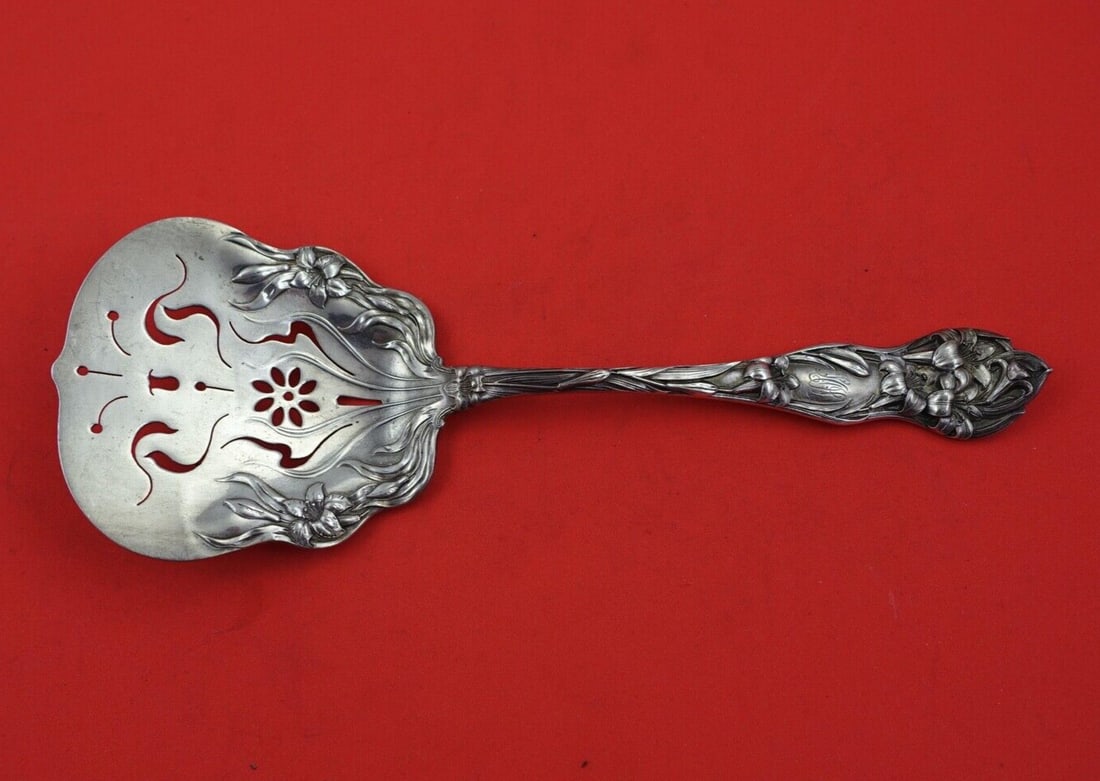 Watson Sterling Silver Lily Pattern Waffle Server 8 5/8 inch: Watson Sterling Silver Lily Pattern Waffle Server 8 5/8 inch Presenting a beautifully crafted Sterling Silver Waffle Server by Watson, featuring the elegant Lily pattern. This exquisite serving piece