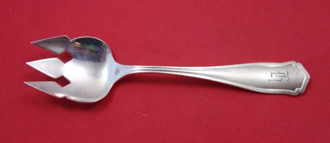 Shreve Dolores Sterling Silver Ramekin Fork 5 Inch Heirloom: Shreve Dolores Sterling Silver Ramekin Fork 5 Inch Heirloom Presenting the exquisite Dolores Ramekin Fork by Shreve, a stunning piece of heirloom silverware dating from the early to mid-20th century.