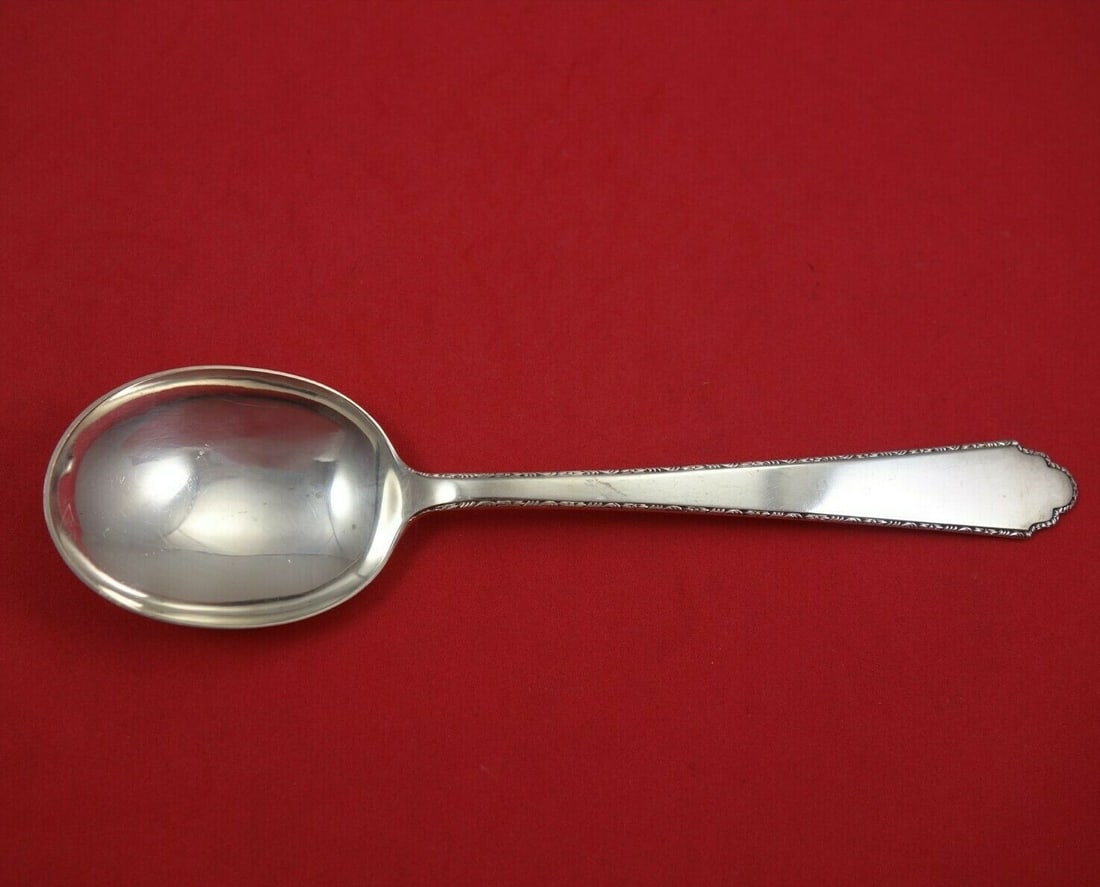 Lunt William and Mary Sterling Silver 7 Inch Gumbo Soup Spoon Vintage: Lunt William and Mary Sterling Silver 7 Inch Gumbo Soup Spoon Vintage This vintage 7" gumbo soup spoon is crafted from sterling silver by Lunt, featuring the elegant William and Mary pattern. Manufact