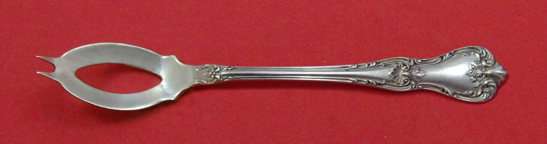 Lunt Memory Lane Sterling Silver Olive Spoon Custom 5 3/8: Lunt Memory Lane Sterling Silver Olive Spoon Custom 5 3/8 This exquisite olive spoon, crafted by Lunt, features a beautiful design in the Memory Lane pattern. Made of high-quality sterling silver, thi