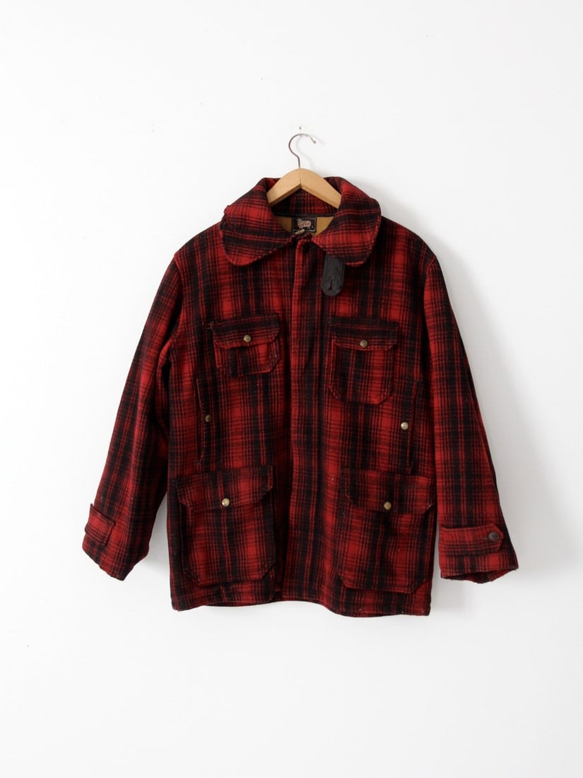 Vintage Woolrich 50s Mackinaw Jacket Red Black Plaid: Vintage Woolrich 50s Mackinaw Jacket Red Black Plaid This Vintage Woolrich Mackinaw Jacket dates back to the late 1940s to early 1950s, showcasing a classic American style. The jacket features a strik