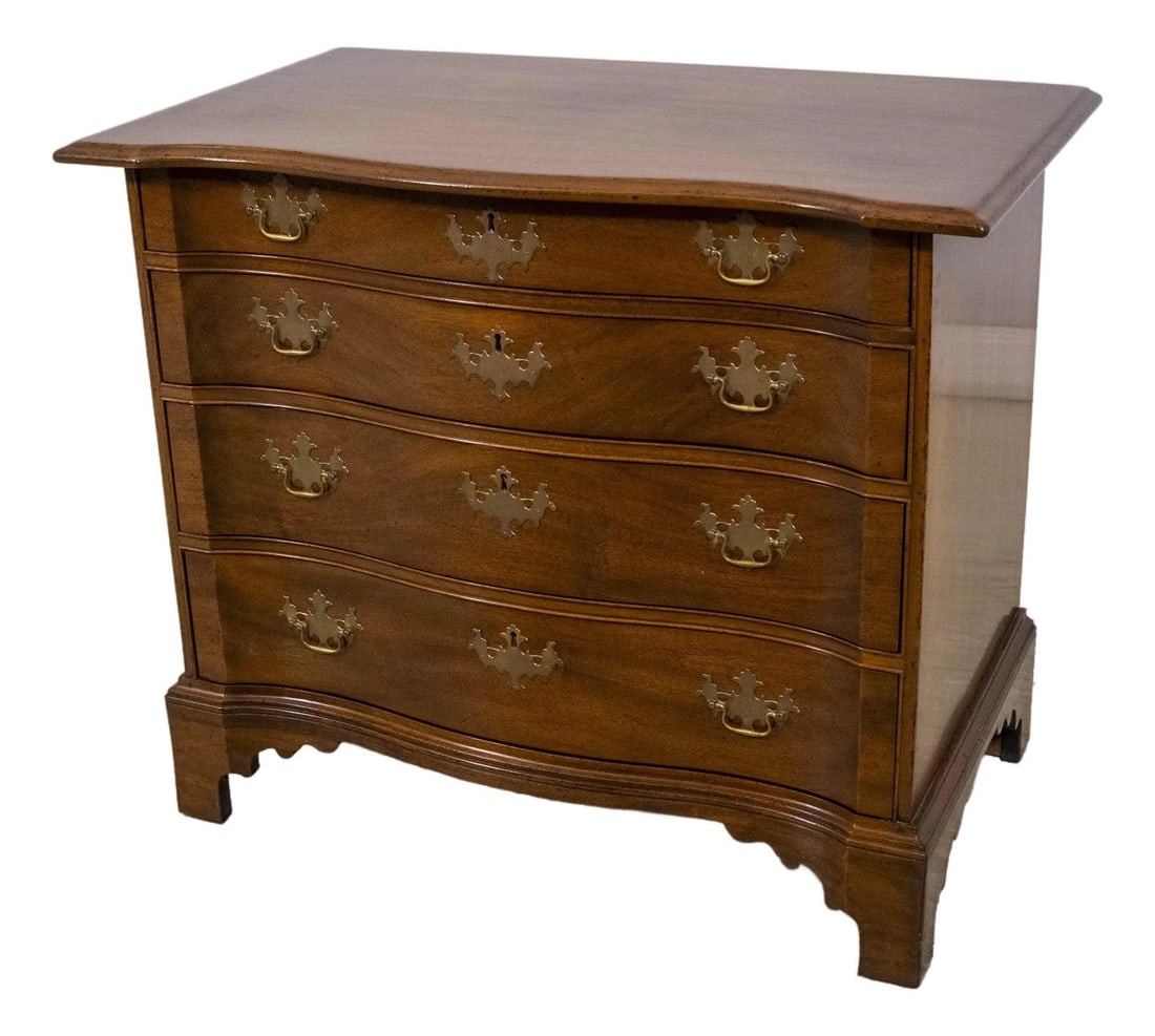 Kittinger Colonial Williamsburg CW-183 Mahogany Bachelor Chest Rare Rococo Style: Kittinger Colonial Williamsburg CW-183 Mahogany Bachelor Chest Rare Rococo Style Introducing a stunning Kittinger Colonial Williamsburg CW-183 Mahogany Bachelor Chest, a beautiful reproduction of a