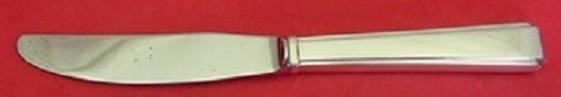 Lunt Modern Classic Sterling Silver Child's Knife 6 5/8": Lunt Modern Classic Sterling Silver Child's Knife 6 5/8" This is a Modern Classic knife by Lunt, crafted from high-quality sterling silver. Measuring 6 5/8 inches, this junior knife is an elegant addi