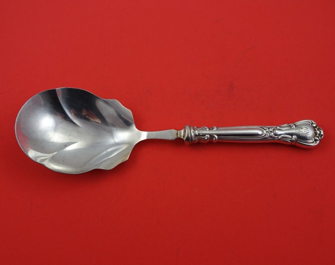 Birks Chantilly Sterling Silver Berry Spoon 9 with Silverplate Bowl: Birks Chantilly Sterling Silver Berry Spoon 9 with Silverplate Bowl Experience the elegance of the Chantilly pattern by Birks with this exquisite sterling silver berry spoon. Featuring a hollow handle