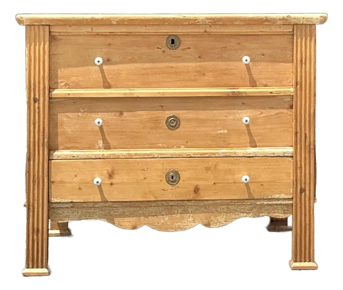 Vintage Knotty Pine Blanket Chest with Scalloped Apron and Porcelain Pulls (1 of 10)