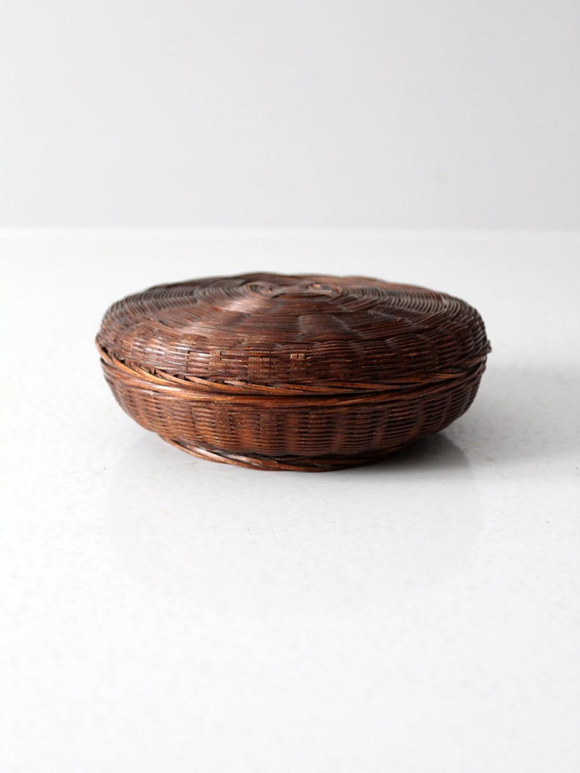 Vintage Chinese Sewing Basket 19th Century Decorative Storage: Vintage Chinese Sewing Basket 19th Century Decorative Storage This exquisite antique Chinese sewing basket, dating back to the late 19th or early 20th century, showcases exceptional craftsmanship and