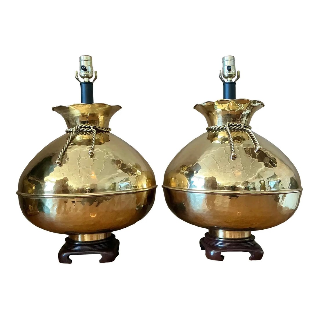 Pair of Hollywood Regency Hammered Brass Money Bag Table Lamps: Pair of Hollywood Regency Hammered Brass Money Bag Table Lamps This exceptional pair of vintage hammered brass table lamps features a distinctive bowl-shaped "money bag" base with a richly textured, h