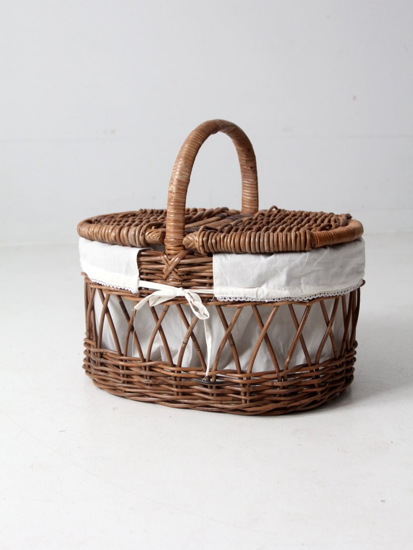 Charming Vintage Wicker Picnic Basket with Removable Lining (1 of 15)