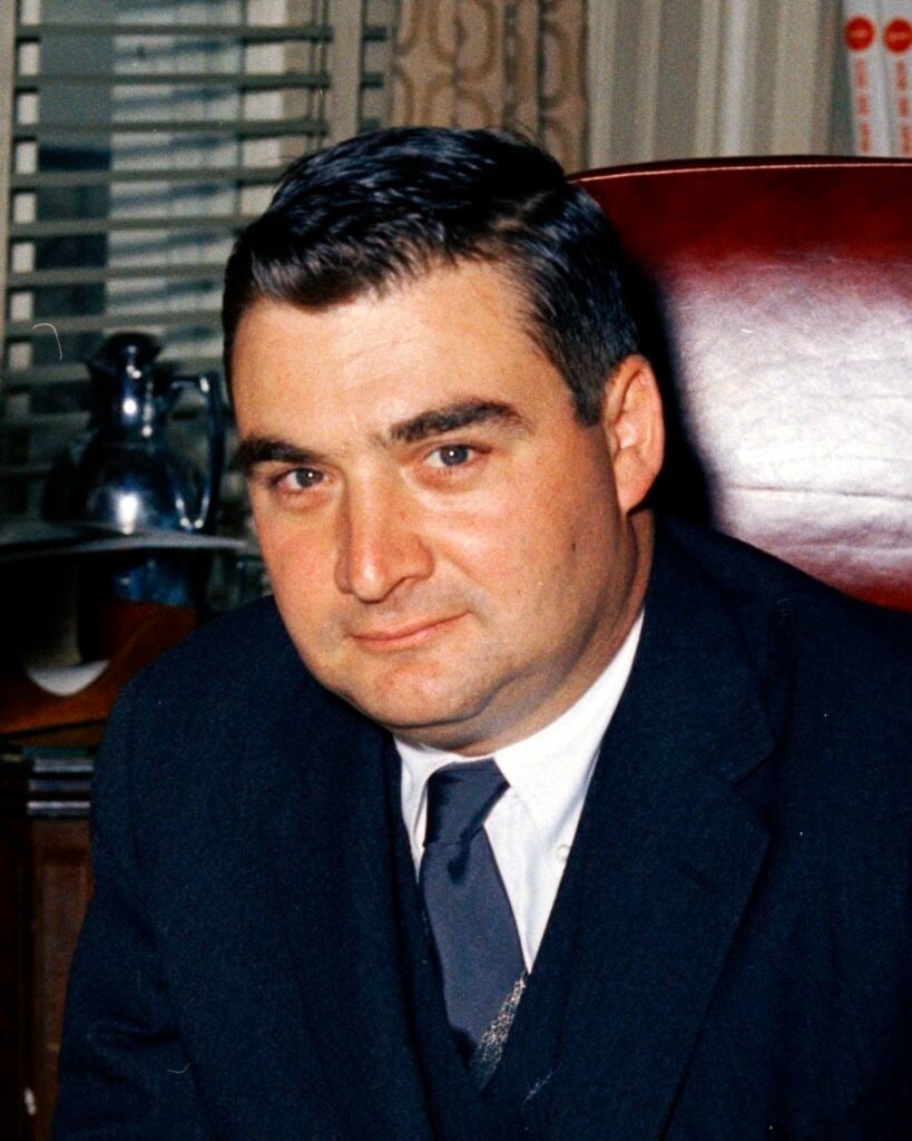 Pierre Salinger Signed Hotel Card Custom Framed 20 x 14 Photo: Pierre Salinger Signed Hotel Card Custom Framed 20 x 14 Photo This is an original signed hotel card from the St Regis Sheraton Hotel in New York, featuring the signature of renowned journalist and aut