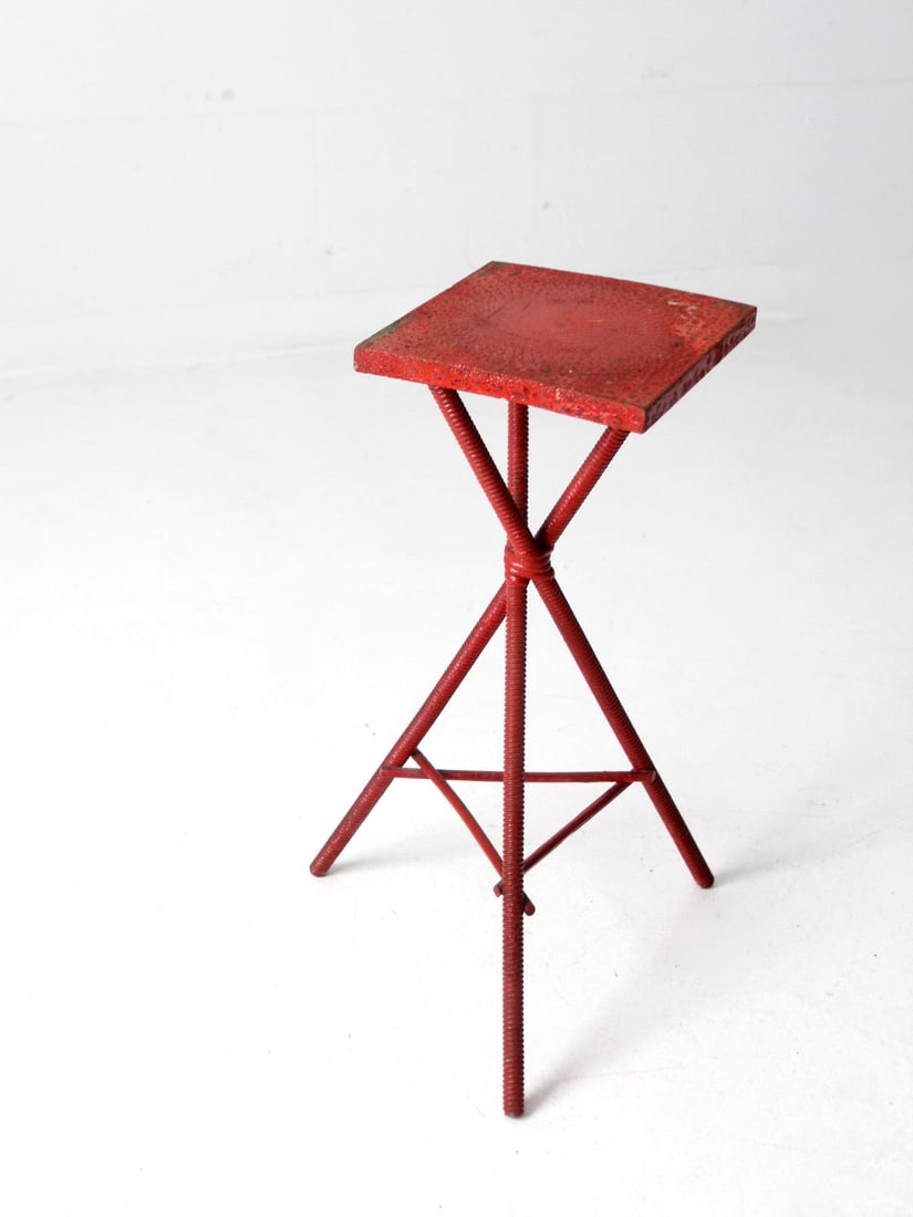 Antique Red Folk Art Accent Table with Spiral Legs: Antique Red Folk Art Accent Table with Spiral Legs Discover this charming antique folk art table, characterized by its vibrant red paint and unique design. The table features spiral turned tripod legs