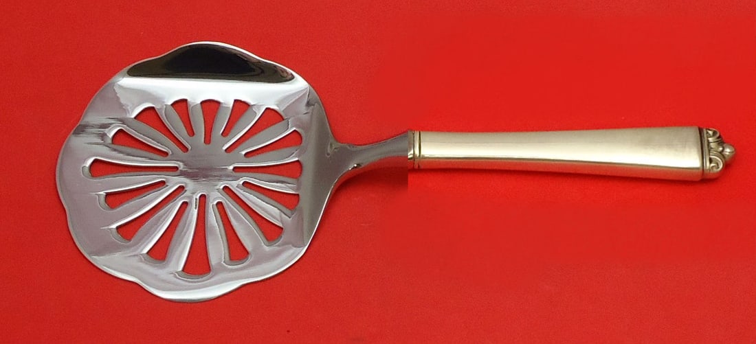 Oneida Reigning Beauty Sterling Silver Tomato Server Custom Made 8.5": Oneida Reigning Beauty Sterling Silver Tomato Server Custom Made 8.5" Presenting the exquisite Reigning Beauty Tomato Server by Oneida, crafted in elegant sterling silver. This custom-made serving pie