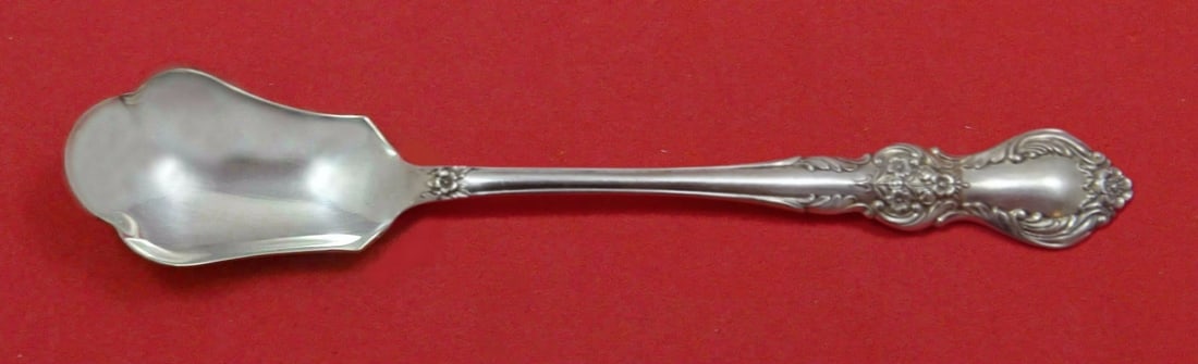 International Sterling Silver Southern Treasure Relish Scoop 5 3/4": International Sterling Silver Southern Treasure Relish Scoop 5 3/4" This exquisite relish scoop, measuring 5 3/4", is crafted from high-quality sterling silver in the elegant Southern Treasure pattern