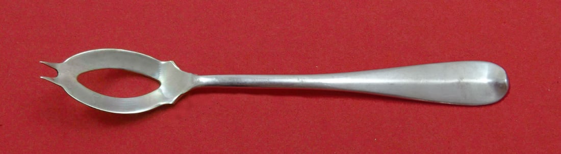 Stieff Queen Anne Williamsburg Sterling Silver Olive Serving Spoon 5 1/4 Custom: Stieff Queen Anne Williamsburg Sterling Silver Olive Serving Spoon 5 1/4 Custom This exquisite olive spoon is crafted in the elegant Queen Anne-Williamsburg pattern by Stieff, showcasing the timeless