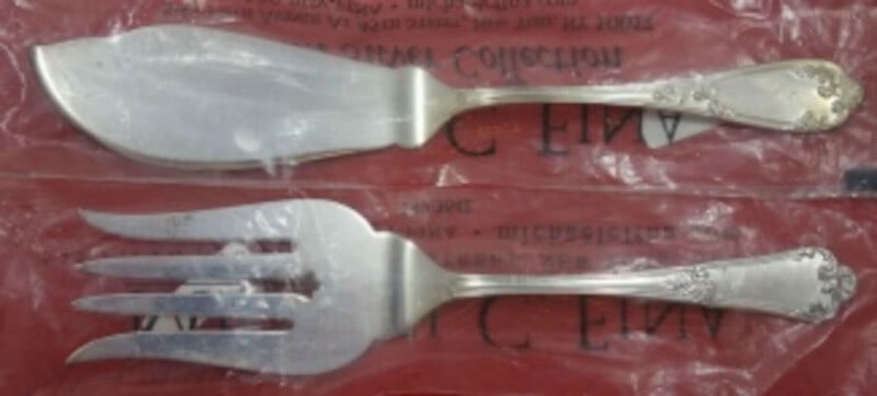 Zaramella Argenti Floreale Sterling Silver Fish Serving Set 2pc 10 5/8": Zaramella Argenti Floreale Sterling Silver Fish Serving Set 2pc 10 5/8" Elevate your dining experience with this exquisite Floreale fish serving set by Zaramella Argenti. Crafted from high-quality ste