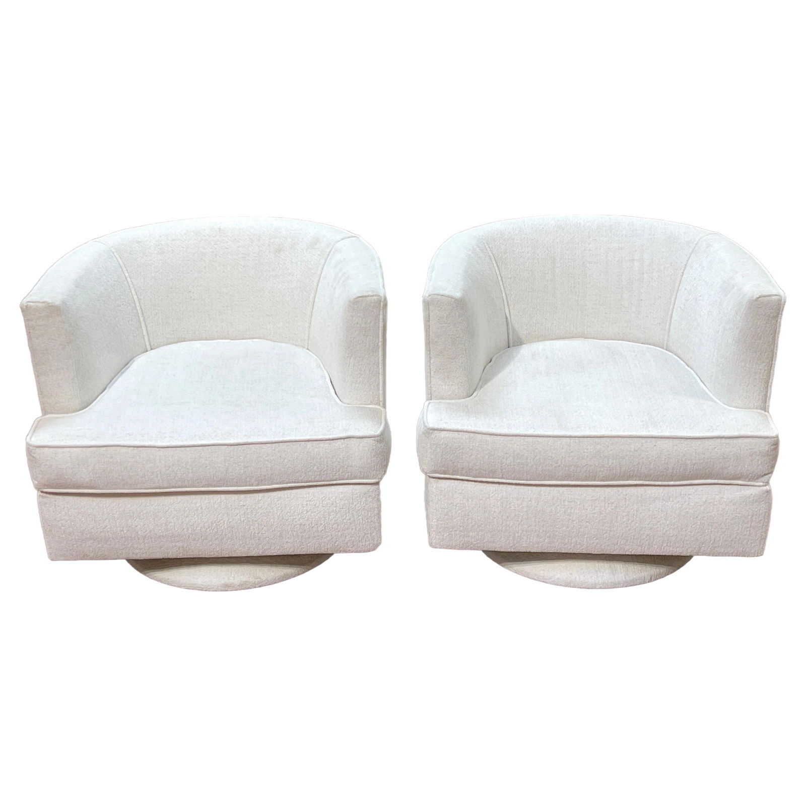 Set of 2 Mid-Century Modern Swivel Chairs in Kravet White Boucle Fabric: Set of 2 Mid-Century Modern Swivel Chairs in Kravet White Boucle Fabric This pair of mid-century modern swivel chairs, inspired by the iconic style of Milo Baughman from the 1970s, features sleek line