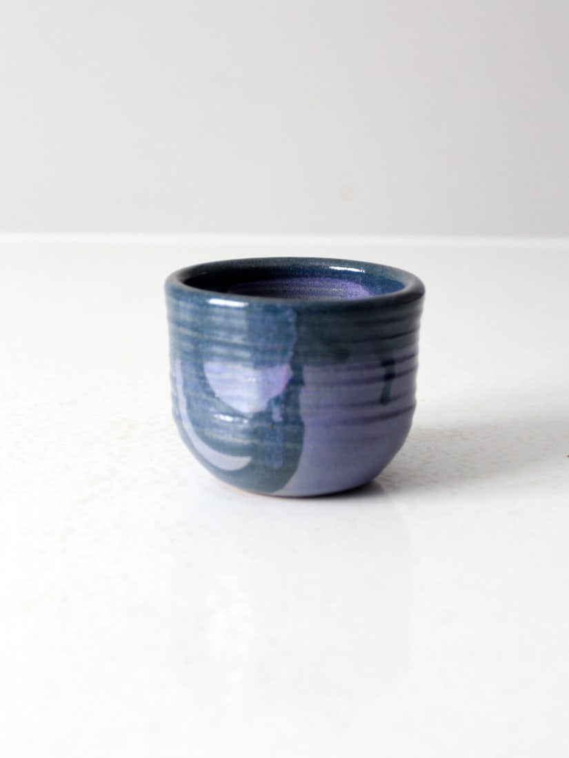 Handmade 1996 Brookside Pottery Vase by Linda Coward: Handmade 1996 Brookside Pottery Vase by Linda Coward This Vintage Brookside Pottery Vase, handcrafted in 1996 by Linda Coward, showcases a stunning two-toned blue and purple glaze, creating a visually
