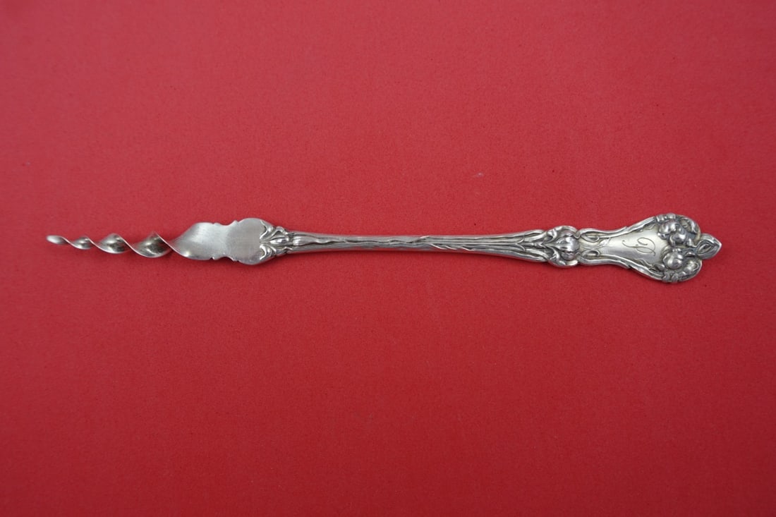 Alvin Majestic Sterling Silver Twisted Butter Pick 6 3/8": Alvin Majestic Sterling Silver Twisted Butter Pick 6 3/8" Discover the exquisite craftsmanship of the Majestic pattern by Alvin with this sterling silver butter pick. Measuring 6 3/8" in length, this