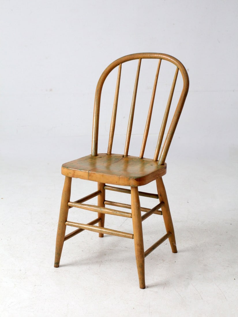 Vintage Antique Bow Back Dining Chair with Warm Patina: Vintage Antique Bow Back Dining Chair with Warm Patina This Antique Bow Back Farmhouse Dining Chair exemplifies classic American craftsmanship from the early 20th century. Featuring a gently arched cr