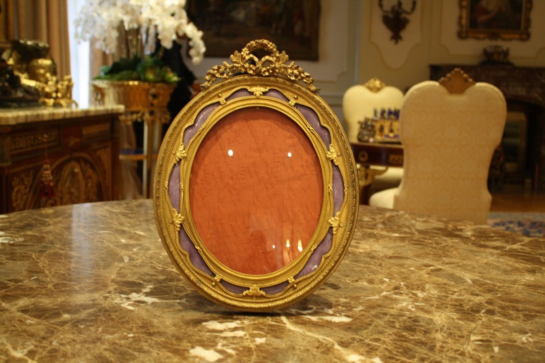 Antique French Bronze Enameled Oval Picture Frame 1900's: Antique French Bronze Enameled Oval Picture Frame 1900's This exquisite early 1900's French bronze enameled oval picture frame showcases remarkable craftsmanship and intricate detailing. Its elegant g