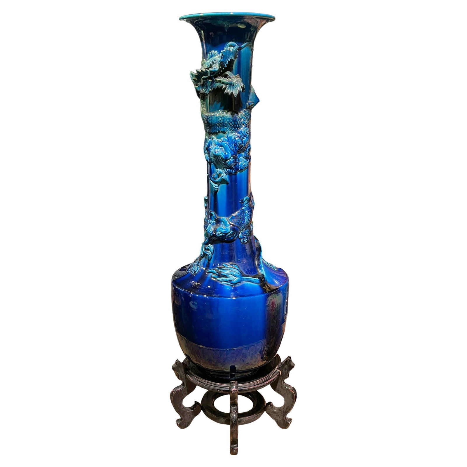 Tall Japanese Flambe Blue Glazed Ceramic Vase with Dragon Design and Stand: Tall Japanese Flambe Blue Glazed Ceramic Vase with Dragon Design and Stand This exceptionally tall Japanese ceramic vase features a striking blue flambe glaze and a detailed winding dragon motif. Dati