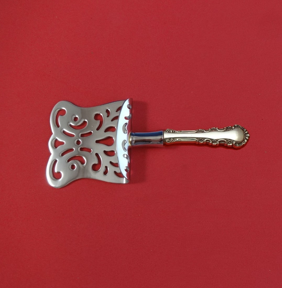 Reed and Barton Georgian Rose Sterling Silver Petit Four Server 6 Custom Design: Reed and Barton Georgian Rose Sterling Silver Petit Four Server 6 Custom Design Introducing the exquisite Petit Four Server from the Georgian Rose pattern by Reed and Barton. This custom-made piece fe