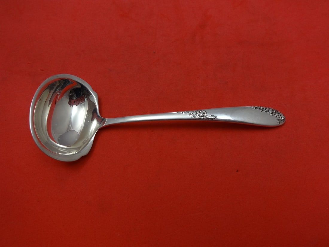 Lunt Sweetheart Rose Sterling Silver Sauce Ladle 5.25 Inch: Lunt Sweetheart Rose Sterling Silver Sauce Ladle 5.25 Inch This exquisite sauce ladle from Lunt showcases the elegant Sweetheart Rose pattern. Crafted from high-quality sterling silver, this ladle mea