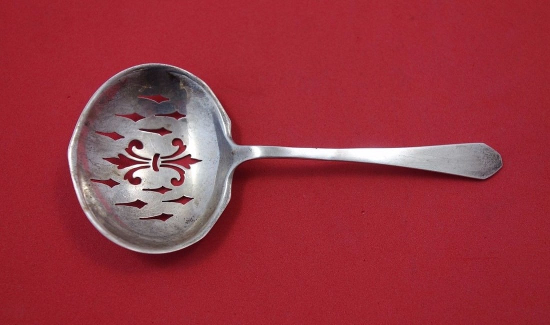 Frank Smith Bostonia Sterling Silver Pierced Nut Spoon 4 3/4 Inch: Frank Smith Bostonia Sterling Silver Pierced Nut Spoon 4 3/4 Inch This exquisite Bostonia nut spoon by Frank Smith is a stunning example of early 20th-century craftsmanship. Measuring 4 3/4 inches, th