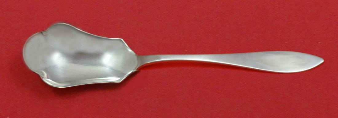 Shreve Buckingham Narrow Sterling Silver Relish Scoop 5 3/4 Custom Made: Shreve Buckingham Narrow Sterling Silver Relish Scoop 5 3/4 Custom Made This exquisite relish scoop is crafted from sterling silver and features the elegant Buckingham Narrow pattern by Shreve. Custom