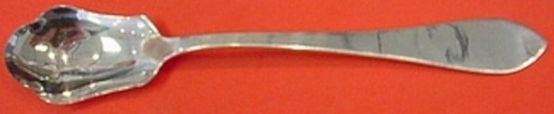 Dominick & Haff Sterling Silver 6" Pointed Antique Relish Scoop: Dominick & Haff Sterling Silver 6" Pointed Antique Relish Scoop This exquisite relish scoop by Dominick & Haff features the elegant Pointed Antique pattern, crafted from high-quality sterling silver.