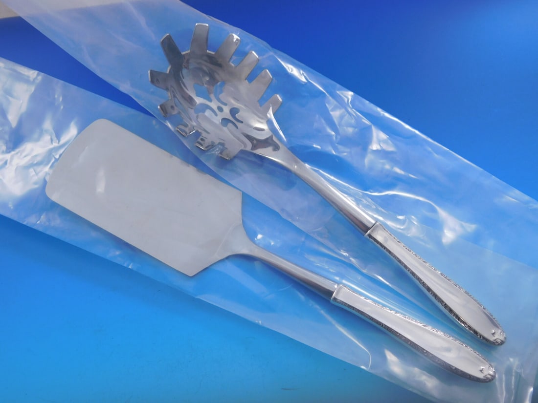 Alvin Southern Charm Sterling Silver 2pc Serving Set: Alvin Southern Charm Sterling Silver 2pc Serving Set Enhance your dining experience with this exquisite 2-piece serving set from the Southern Charm pattern by Alvin. Crafted from sterling silver, this