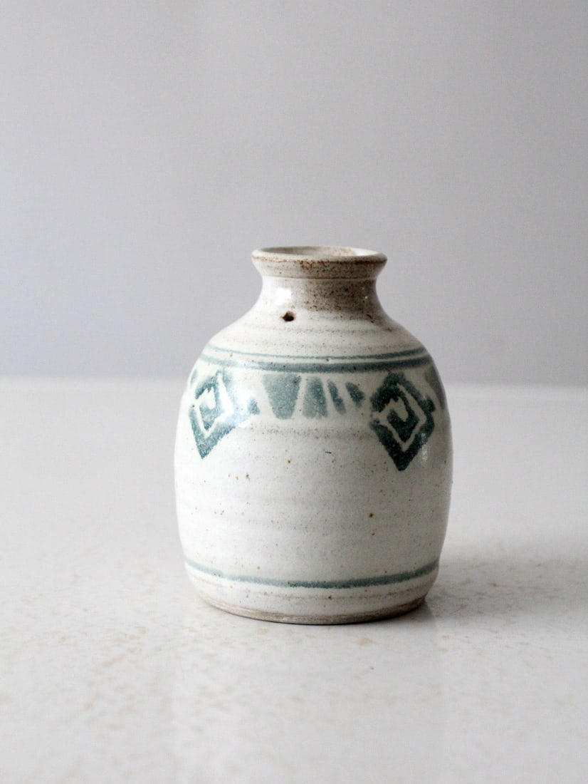 Handmade Vintage Studio Pottery Vase with Geometric Green Design: Handmade Vintage Studio Pottery Vase with Geometric Green Design This vintage studio pottery vase showcases exquisite craftsmanship, featuring a unique inkwell neck adorned with geometric designs in g