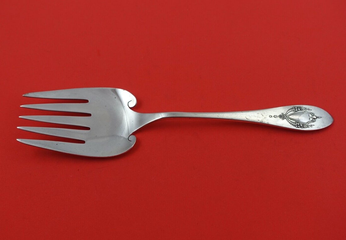 Lunt Sterling Silver Mount Vernon Fish Serving Fork 9 1/4 inch: Lunt Sterling Silver Mount Vernon Fish Serving Fork 9 1/4 inch This exquisite Mount Vernon fish serving fork by Lunt is crafted from high-quality sterling silver, measuring 9 1/4". The elegant design