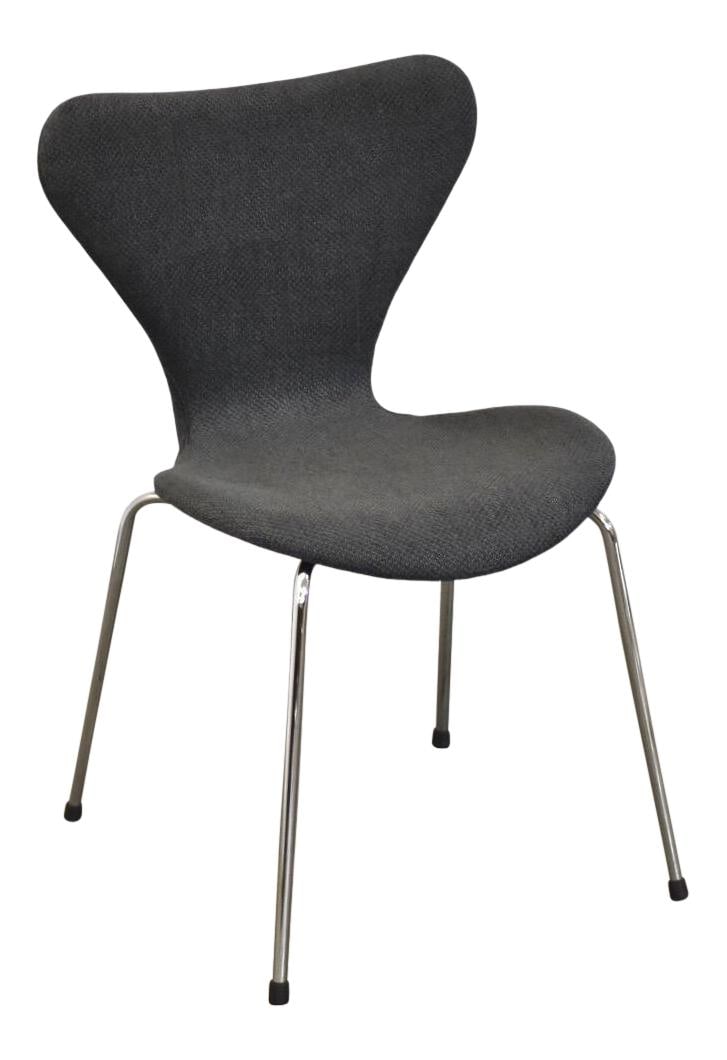 1970s Chrome Frame Grey Tweed Series 7 Style Desk Chair: 1970s Chrome Frame Grey Tweed Series 7 Style Desk Chair This 1970s modern desk chair features a sleek chrome frame complemented by a stylish grey tweed-like fabric. The chair's design is reminiscent o