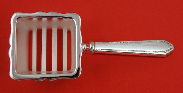 Lunt William and Mary Sterling Silver Corn Butterer Custom Made 5 1/4": Lunt William and Mary Sterling Silver Corn Butterer Custom Made 5 1/4" Introducing the exquisite William and Mary Corn Butterer, crafted by Lunt in sterling silver. This custom-made serving piece show