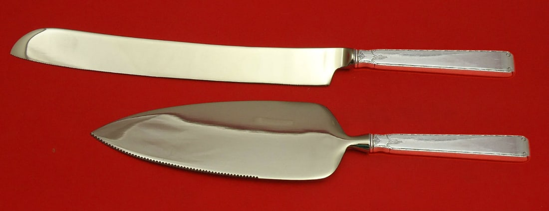 Towle Sterling Silver Old Lace Wedding Cake Set 2pc Custom Made: Towle Sterling Silver Old Lace Wedding Cake Set 2pc Custom Made This exquisite wedding cake set features the elegant Old Lace pattern by Towle, crafted from sterling silver. The two-piece set includes