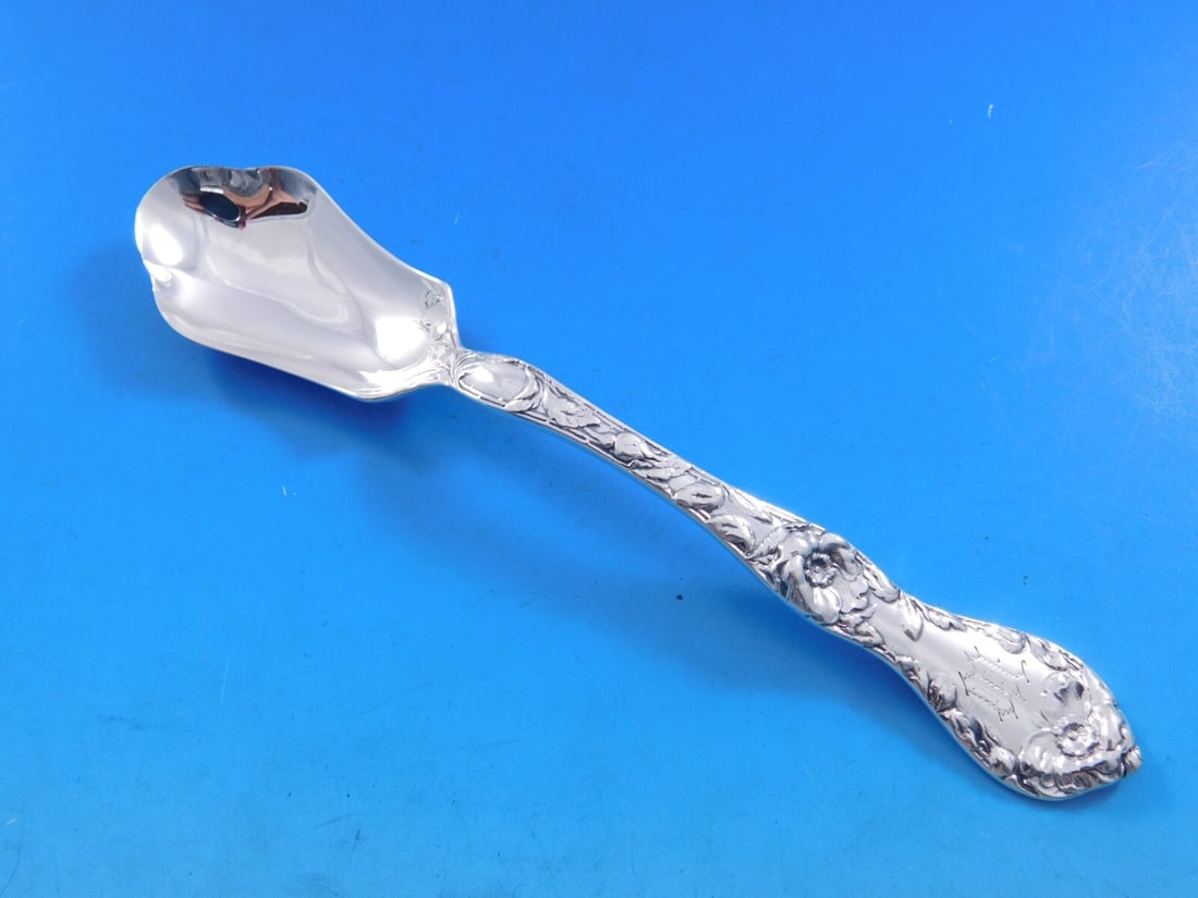 Reed and Barton Les Cinq Fleurs Sterling Silver Relish Scoop Custom 5 5/8": Reed and Barton Les Cinq Fleurs Sterling Silver Relish Scoop Custom 5 5/8" This exquisite relish scoop from Reed & Barton features the elegant Les Cinq Fleurs pattern, embodying the Art Nouveau style.