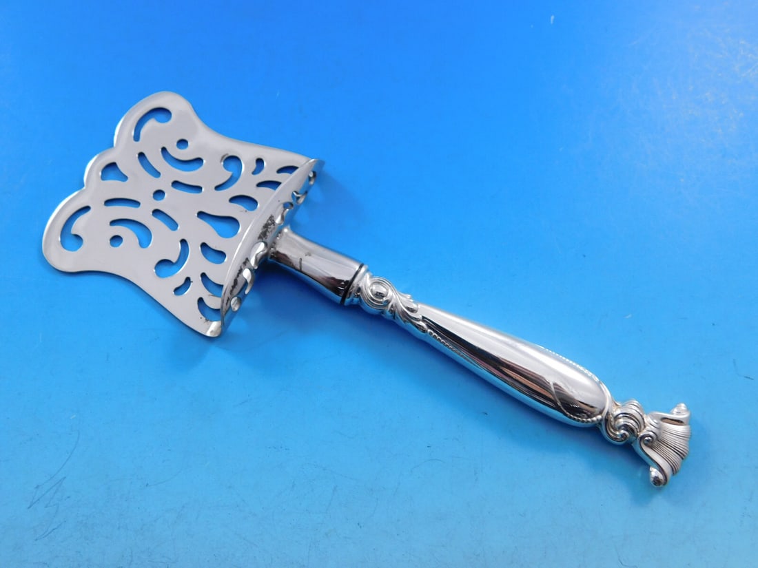 Wallace Romance of the Sea Sterling Silver 6 Inch Petit Four Server: Wallace Romance of the Sea Sterling Silver 6 Inch Petit Four Server Introducing the exquisite Petit Four Server from the Romance of the Sea pattern by Wallace. This custom-made piece features a stunni