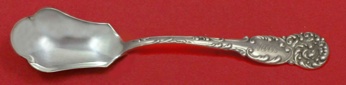 Reed and Barton La Reine Sterling Silver Relish Scoop 5 3/4 Custom Made: Reed and Barton La Reine Sterling Silver Relish Scoop 5 3/4 Custom Made Presenting a custom-made sterling silver relish scoop from the renowned La Reine pattern by Reed & Barton. Measuring 5 3/4 inche