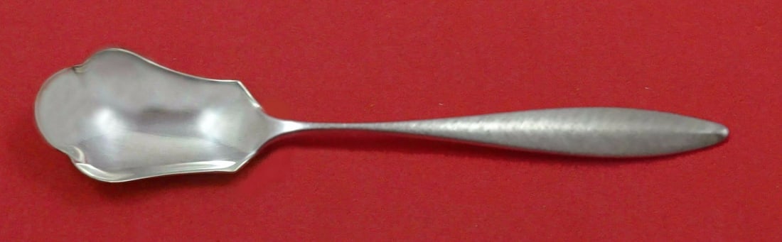 Towle RSVP Sterling Silver Custom Relish Scoop 5 3/4 inches: Towle RSVP Sterling Silver Custom Relish Scoop 5 3/4 inches This custom-made relish scoop, designed in the RSVP pattern by Towle, features a beautiful composition of sterling silver. Measuring 5 3/4 i