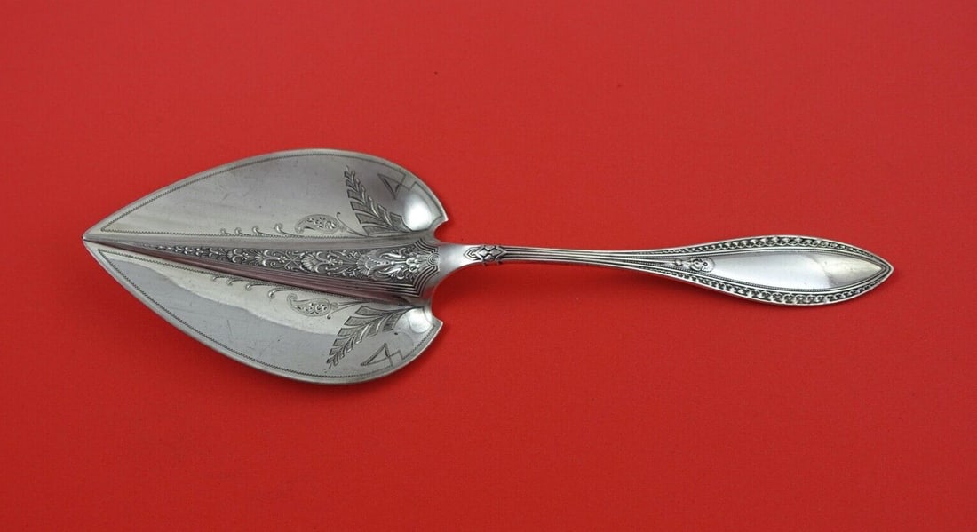 Whiting Indian Pattern Sterling Silver Waffle Server 8 1/4" Bright-Cut Design: Whiting Indian Pattern Sterling Silver Waffle Server 8 1/4" Bright-Cut Design Discover the elegance of the Indian pattern by Whiting with this exquisite Sterling Silver Waffle Server. Crafted between
