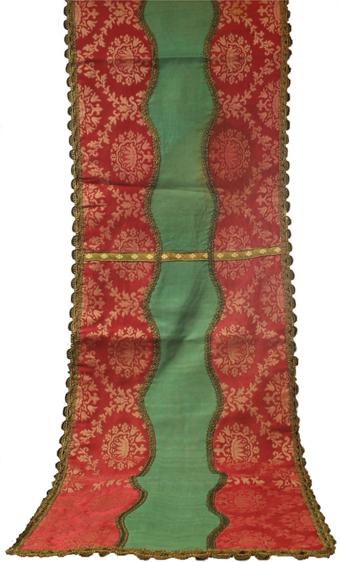 1920s Vintage French Brocade Table Runner 76" Elegant Home Decor: 1920s Vintage French Brocade Table Runner 76" Elegant Home Decor Enhance your dining experience with this exquisite Vintage French Gold Table Runner from the 1920s. Crafted from luxurious brocade, thi